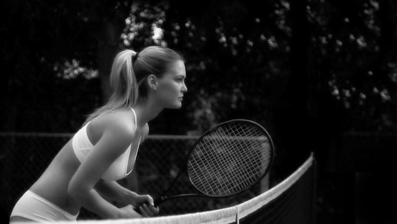 Голая молодая теннисистка позирует с мячиками в старом гараже 