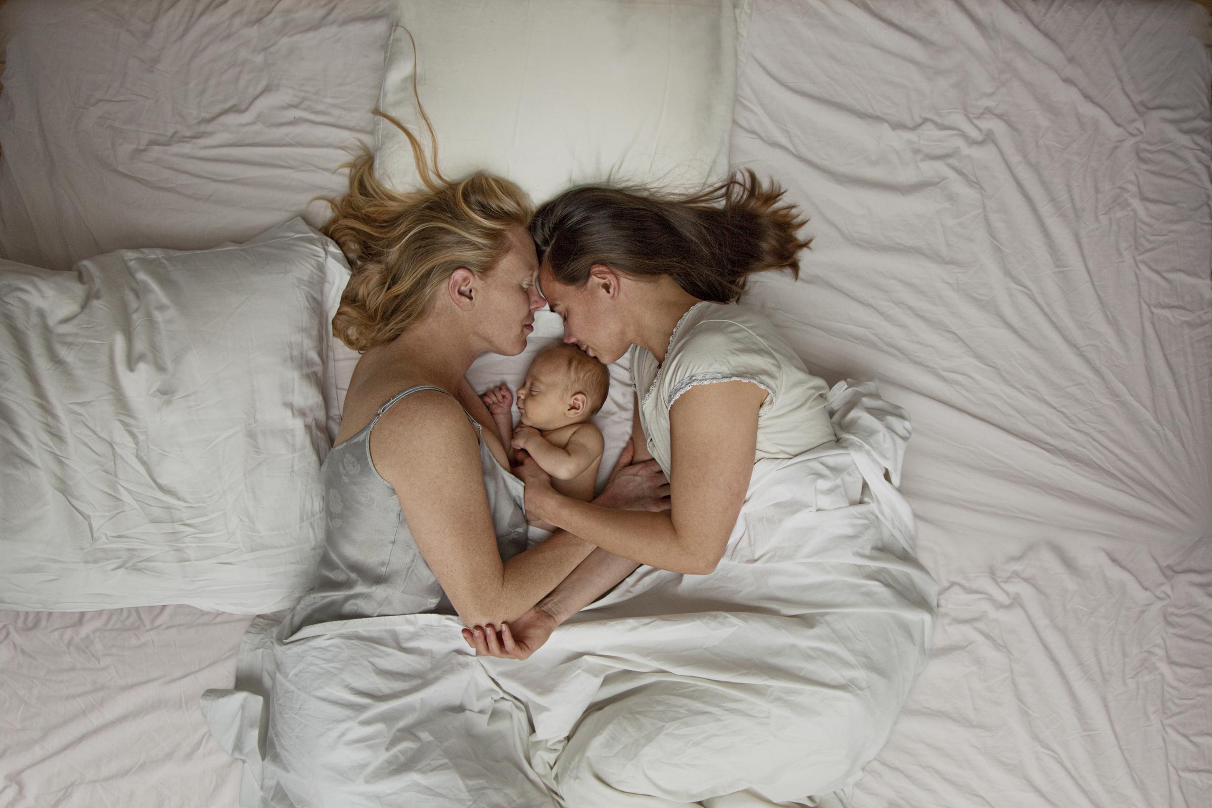 Райский уголок с тремя горячими лесбиянками в уютной постели 