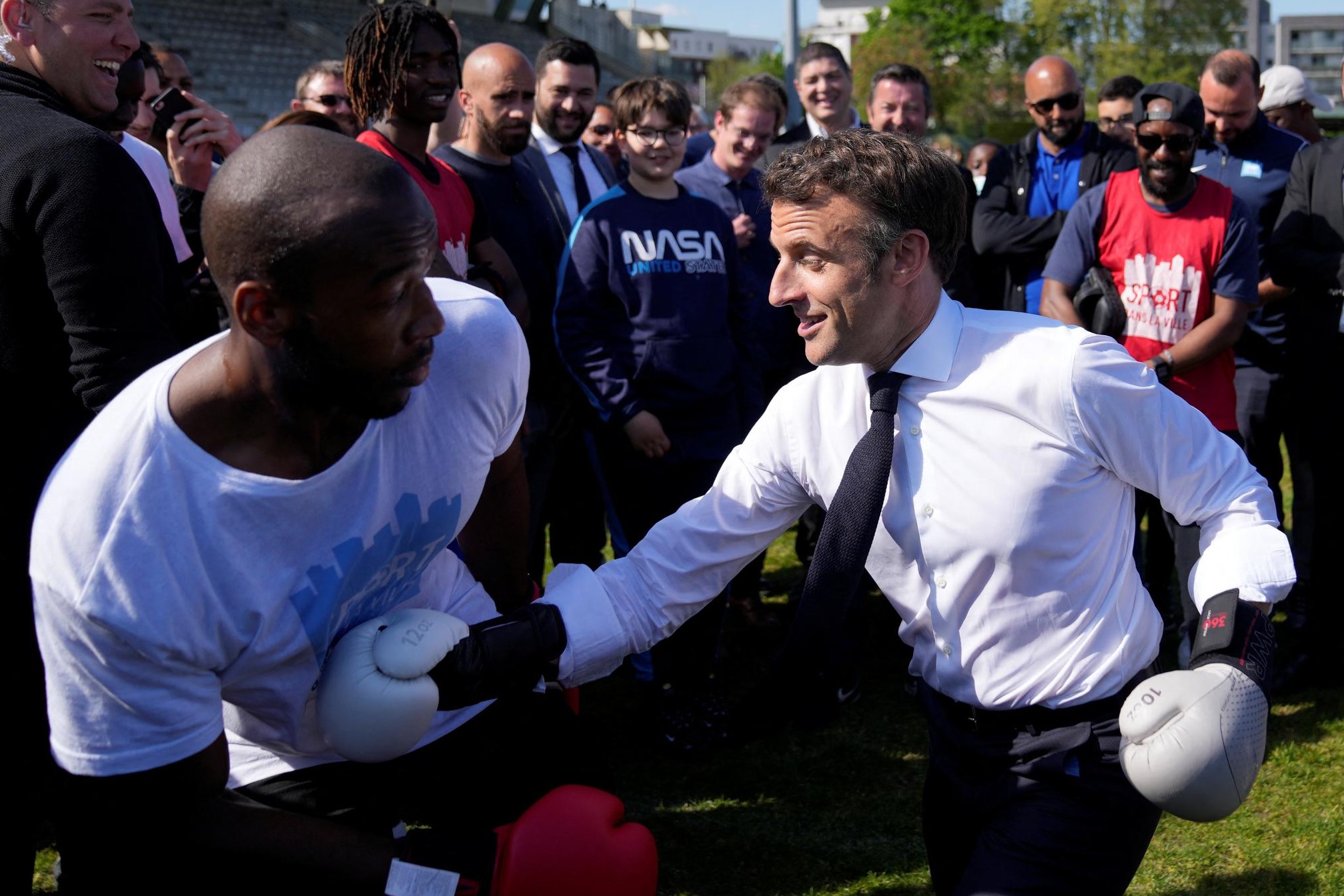 Macron Bokst In Parijs Om Stemmen Te Winnen De Standaard