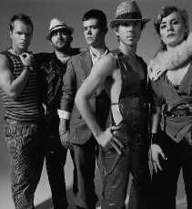 De Scissor Sisters: een grapgroep die voortkomt uit de New Yorkse homoscene. rr <br><br><!--para1--><br><br><!--para2-->