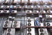 Luchtkoeling van een gebouw in Indonesië. Airconditioning dient vaak als lapmiddel voor gebouwen met een warmteprobleem. Met een slimme sturing kan de verluchting en de koeling van een gebouw ook helemaal {lsquo}natuurlijk' gebeuren. <br><br><!--para1-->