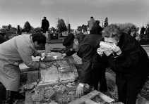 In het najaar van 1991 werd Vukovar wekenlang belegerd door het door Serviërs gecontroleerde Joegoslavische leger. De stad werd in puin geschoten. <br><br><!--para1-->