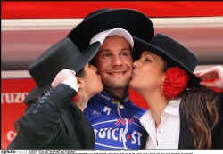 Tom Boonen glundert. In de vierde etappe van de Ruta del Sol was hij sneller dan Oscar Freire en Danilo Napolitano.