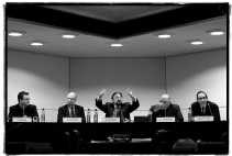 Herman De Croo (midden) tot (v.l.n.r.) politicoloog Carl Devos, Frank Beke, Jean-Luc Dehaene en Willy Claes: ,,In de flodderbroek kwamen de vroegere plooien weer tevoorschijn.'' <br><br><!--para1-->