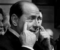 Silvio Berlusconi: mediawet ,,bijgestuurd''. <br><br><!--para1-->