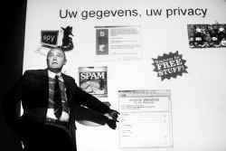 ,,Ga niet op alles in. Wat te mooi is, bestaat niet'', waarschuwt Fernand Mesdom tijdens een infoavond over veilig internetgebruik.