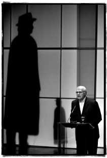 Adriaan van Dis in een decor van Jan van Riet.