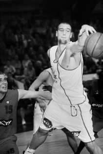 Christophe Beghin (Oostende) is in de wedstrijd tegen Luik als eerste bij de bal.