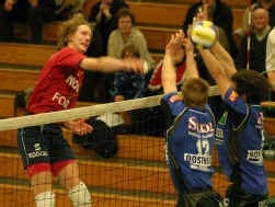 Anderson Picolli (Lennik) smasht de bal buiten het bereik van Timothy Buys en Sergiu Stancu, die allebei voor Torhout uitkomen.