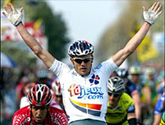 Franse krant Le Monde brengt wielrenner Baden Cooke in opspraak