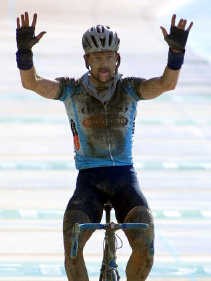 Parijs-Roubaix 2002: Johan Museeuw wint zijn tiende wereldbekerwedstrijd.