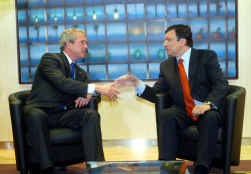 De Verenigde Staten van Amerika hebben een president (foto Bush) met macht en geld, de 'Verenigde Staten van Europa' een Commissievoorzitter (foto Barroso) met geen van beiden.