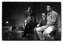 Nedjma Hadj (links), Jamal Boukhriss (zittend, onder) en Kadi Abdelmalek.