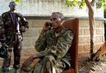 Generaal Laurent Nkunda aan de telefoon in de ambtswoning van de gouverneur in Bukavu. Zijn militie nam gisteren samen met de militie van Jules Mutebusi de stad in handen. Het regeringsleger is er verdwenen. Enkele bronnen meldden de aanwezigheid van twee