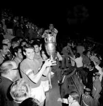 De Italiaanse aanvoerder Giacinto Facchetti hielp zijn land aan de titel na een finale van 210 minuten.