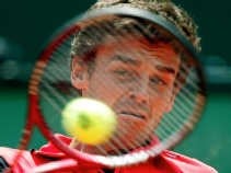De Braziliaan Gustavo Kuerten speelde voortdurend onder de pijnstillers: ,,Tennissen betekent pijn voor mij. Ik moet leren spelen met pijn.''