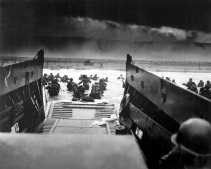 Amerikaanse soldaten gaan op 6 juni 1944 voor de Franse kust van boord onder hevige beschietingen van de Duitsers.