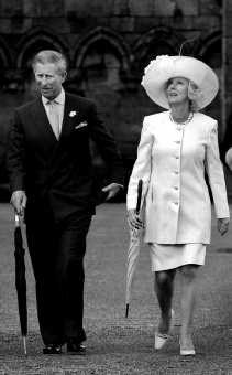 Prins Charles komt met zijn hartsvriendin Camilla op een tuinfeest in het kasteel Holyroodhouse in Edingburgh aan.