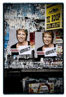 Alle verkeerd geplakte affiches van SP.A-kandidate Caroline Gennez werden door onbekend overplakt.