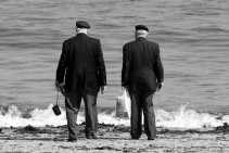 Canadese veteranen staan op het Juno-strand in Normandië, waar zestig jaar geleden ,,de vrijheid uit de zee opdook''.