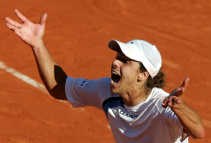 Gastion Gaudio is de opvolger van Guillermo Vilas, de Argentijnse held die Roland Garros in 1977 won. De Argentijn versloeg in een fysiek slopende finale zijn landgenoot Guillermo Coria in vijf sets.