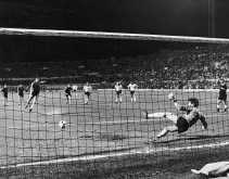 Jan Ceulemans, met rugnummer 11, brengt de eindstand in België-Engeland op 1-1 in de eerste groepswedstrijd op het Europese kampioenschap van 1980.
