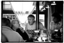 ,,Ze moeten in het café komen debatteren, in plaats van op televisie. De Vlamingen kennen hun politici niet meer. Wie gaat er nog de baan op? Wie zie je nog aan de toog?''