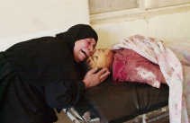 De moeder van Samah Hussein weent bij diens dode lichaam nadat hij samen met elf anderen is omgekomen bij een aanslag met een autobom in de Iraakse hoofdstad Bagdad.