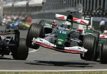 De Oostenrijker Christian Klien raakt in de tweede bocht de McLaren-Mercedes van David Coulthard.