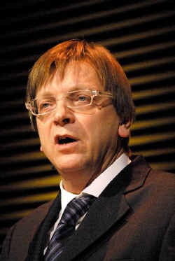 ,,We zijn niet doodgebloed, zoals de kranten voorspelden'', aldus de echte Guy Verhofstadt.