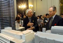 De architect Yoshio Taniguchi en Glenn D. Lowry, de directeur van het Moma, bij een maquette van het verbouwde museum.