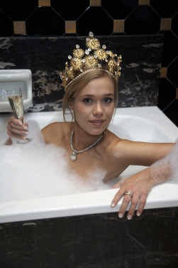 ,,Wie ben ik om een oordeel te vellen over alle problemen in de wereld?'', zegt de kersverse Miss België.
