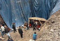 Procureur Michel Bourlet en onderzoeksrechter Jacques Langlois bezoeken in april 1997 de graafwerken die in de nasleep van de zaak-Dutroux in Jumet gebeuren. Met de pers in hun zog.