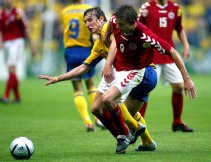 Jon Dahl Tomasson, die tweemaal scoorde (vooraan), in duel met Kim Kallstrom.