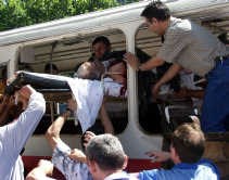 Een van de slachtoffers van de aanslag op de bus in Istanbul wordt weggedragen.