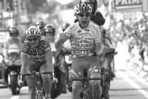 Tom Steels was in de spurt de snelste, Geert Omloop finishte tweede.