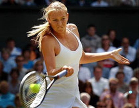 Sharapova verslaat Venus Williams in benefietmatch