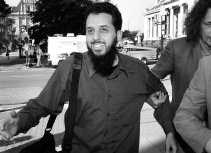 Mounir el-Motassadeq komt aan bij het gerechtshof in Hamburg.
