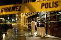 Turkse politieagenten zoeken bewijsmateriaal na de bomaanslagen tegen twee hotels in Istanbul.