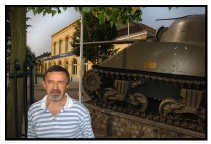 Marcel Reynders voor het tankmonument aan het station van Leopoldsburg.