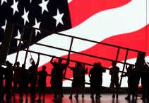 Arbeiders heffen een gedeelte van het podium omhoog in Madison Square Garden waar van maandag tot donderdag de Republikeinse conventie plaatsvindt.