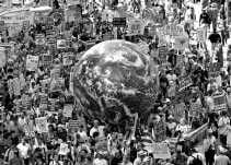 Betogers verzamelen zich in een straat in Manhattan om te protesteren tegen het beleid van Bush.