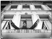 Evi Hanssen op haar balkon achter het Atheneum in Antwerpen.