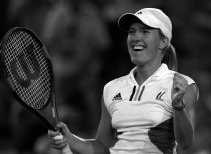 Justine Henin-Hardenne juicht na haar overwinning op Amelie Mauresmo.