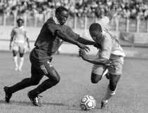 Aruna Dindane (rechts) in een balgevecht met de Sudanees Salah Musa: de Ivoriaanse aanvaller van Anderlecht leverde zondag een knappe prestatie in de WK-match tegen Sudan.