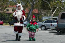 Billy Bob Thornton (de kerstman Willie T. Soke) en Tony Cox (de elf Marcus).