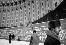 Aanhangers van Joesjtsjenko protesteren voor een regeringsgebouw in Kiev.