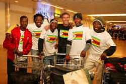 Roger De Vlaeminck met zijn vijf veldrijders uit Zimbabwe.