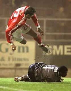 Benfica-speler Karadas (l.) duikt over Beveren-keeper Copa heen. Copa kreeg rood en Benfica kwam op strafschop al snel voor.