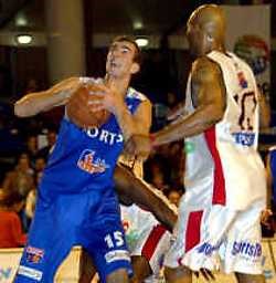 Nedzad Sinanovic (l.) van Pepinster probeert te scoren. Tony Dorsey (r.) kijkt toe.